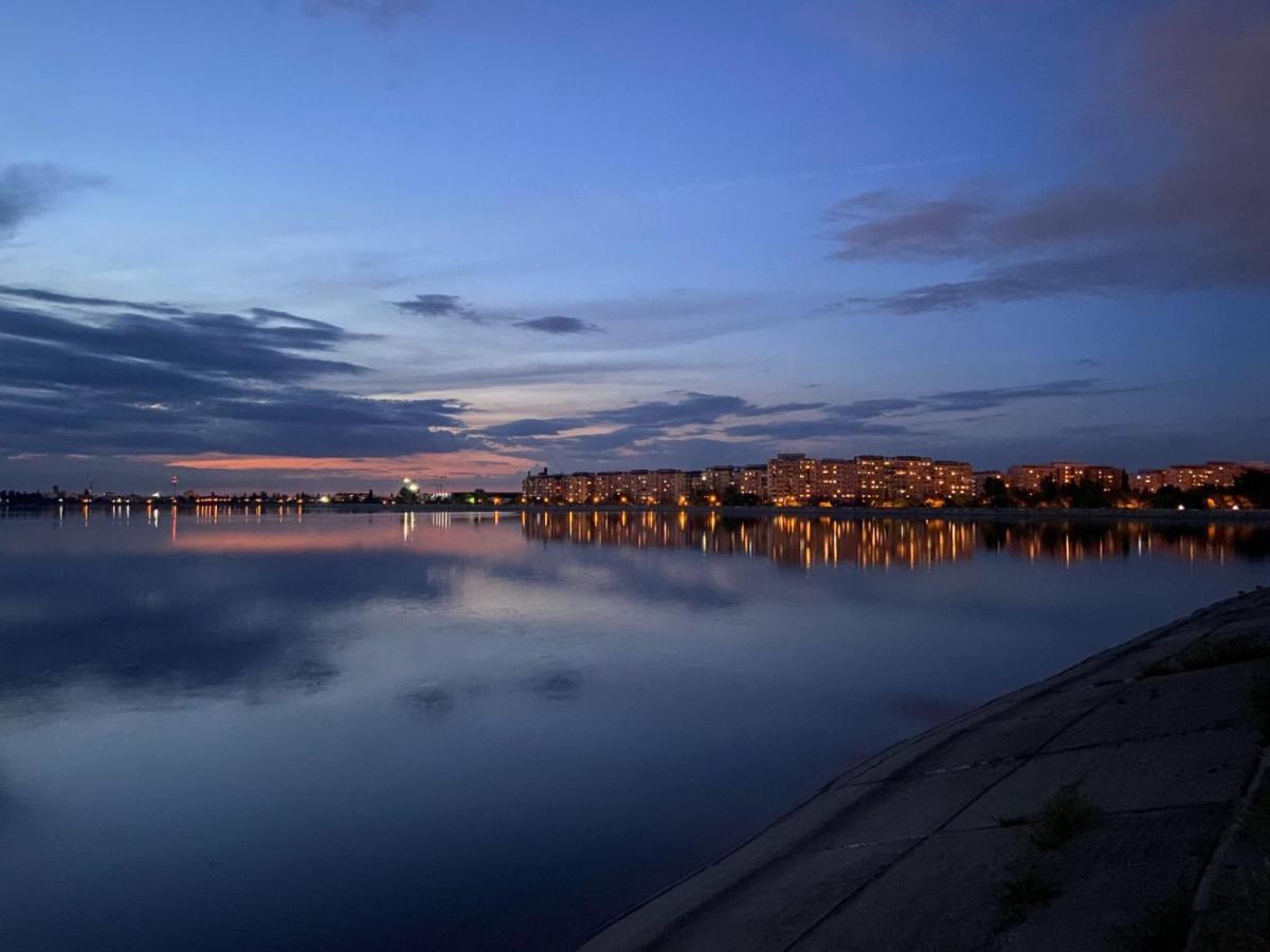 Horizon View - Lakefront Terrace Apartment Bucharest