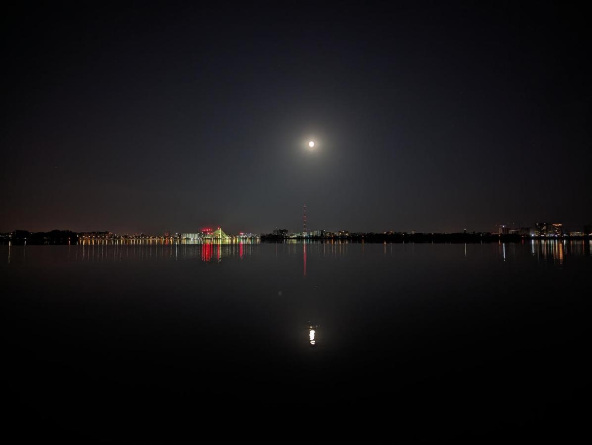 Horizon View - Lakefront Terrace Apartment