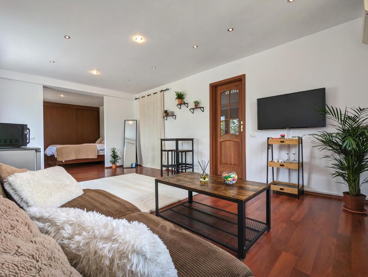 Horizon View - Lakefront Terrace Apartment