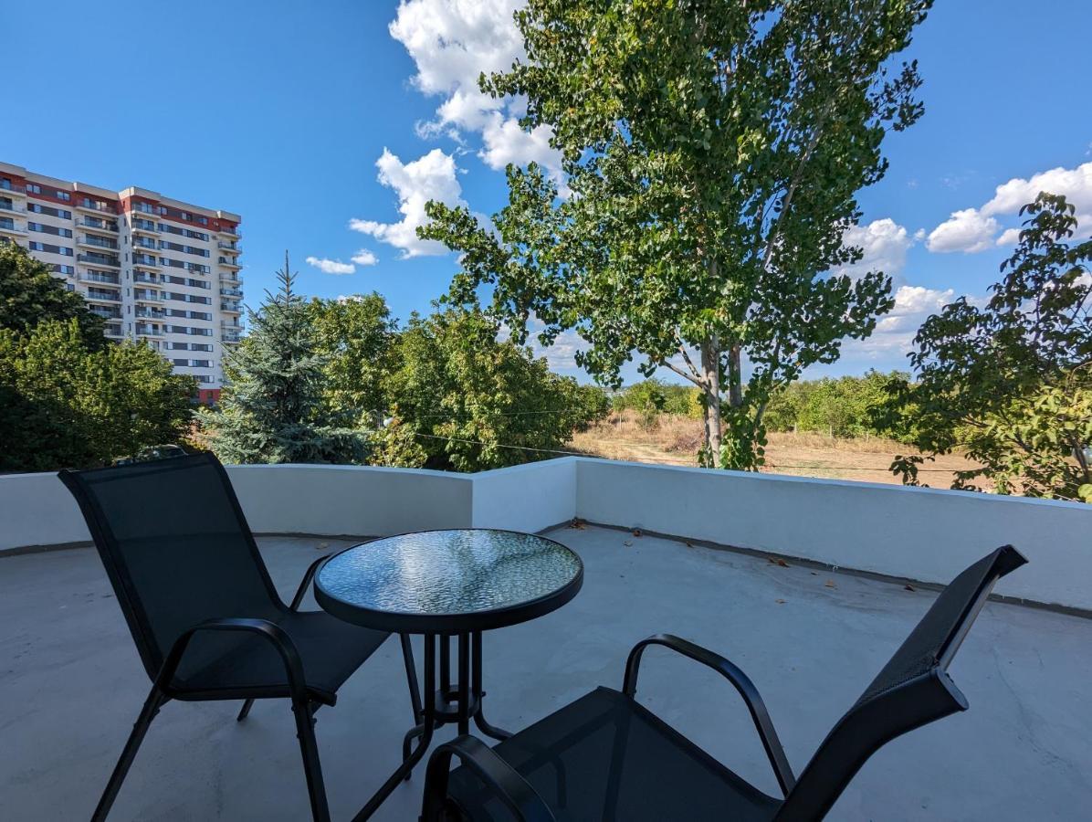 Horizon View - Lakefront Terrace Apartment